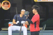 【悲報】大谷翔平さん、奇妙な動きで大勢を威嚇する……