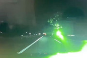 【動画】東名高速で対向車に目潰しビームを照射しながら走るヤバいトラック現る。