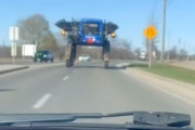 【動画】道路を走っていた巨大マシーンの真下をくぐり抜けてみた。