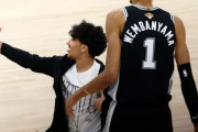 NBAファイナル第1戦でコートに乱入したファンが永久入場禁止処分に