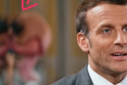 【画像】フランスのマクロン大統領さん、インタビューで後ろにフィギュアを飾ってしまう