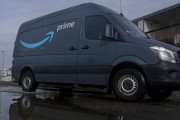 Amazon配送車　襲撃され無料で誰でも取り放題状態になってしまう