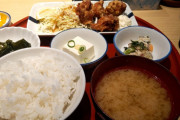 ワイ唐揚げ定食８８０円をたのむ
