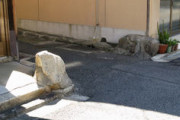 【悲報】京都人さん、敷地の隅に石を置いて車の侵入を阻止してしまう