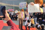 【速報】デスノートの中国人コスプレイヤーがノートに「高市早苗」と書き込み観客から歓声