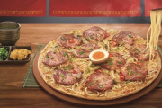【朗報】ピザハット、世界初となる「ラーメンピザ」の開発に成功 （※画像あり）