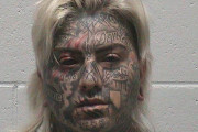 【米国】顔全体に恐ろしいタトゥーを入れた女、武装強盗で逮捕
