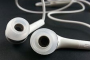 イヤホンに110円以上使ってるやつおるん？お金の無駄だよ