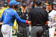 【日本ハム】新庄監督、メンバー票交換で粋な花束サプライズ　小久保監督も満面の笑み