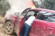 【動画】中国あるある、泥の山道を駆け登った電気自動車、火噴いた～！
