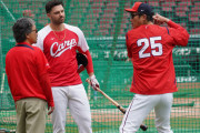 カープマクブルーム(打率.218)に新井監督がメス！自らバットを持ち打撃指導