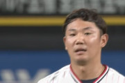 巨人・岡本和真が死球で苦笑い　前回頭部死球の奥川が再び、表情凍り付く　球場騒然