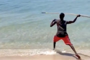 ウーメラ使い。海岸からスピアフィッシングで魚を捕る男の動画が人気に。