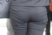 【画像】ムチムチお尻をわざと見せつけるように歩いてるドスケヘOLさんw
