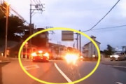 【沖縄】横断歩道のおばちゃんが車にはねられてしまう瞬間がドラレコに記録される(ﾟoﾟ)