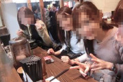【悲報】女子さん、ラーメン屋で4人で1杯頼み席を独占してしまう