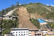【衝撃】大規模な地すべりが60戸を飲み込む衝撃映像。（ペルー）