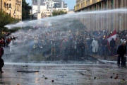 レバノンで大規模な反政府デモ…治安部隊と衝突、160人以上負傷