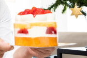 【クリスマスケーキ】スポンジケーキに生クリーム絞って、イチゴをふんだんに盛り付ける これで1400円 見た目はまあまあ、店より美味い
