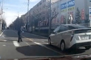 【動画】横断歩道のおじさんを轢き殺す勢いなプリウスミサイルが話題に。