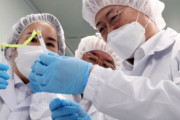 韓国紙「日本も失敗した "絞り取り" 注射器、大量生産 ... サムスンが支援して可能に」