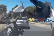 【動画】どこ見てんだ。Uターンで対向のバイクをぶっ飛ばしてしまう事故のドラレコ。