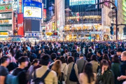 【画像】東京、人が多すぎて若者が道端に座り始めるｗｗｗ