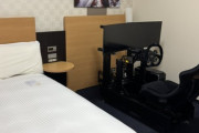 本格的なレーシングシミュレーターが置いてあるホテルが発見される！ これは夜に寝れないやつや…