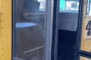 【動画】スクールバスの運転手さん、ガキを車外に放り投げるところを撮られる