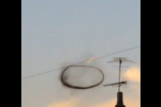 【動画】上空に「巨大な黒いリング状の雲」が突如出現！！→まるでUFOのような不気味さが漂う( ﾟДﾟ)