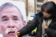 アメリカっていうよりハリス個人を恨んでいるのかな？　～　【韓国】「在韓米軍は不要だ！」米大使館周辺でハリス駐韓米大使の写真を破り捨てたり、豆腐まみれにする抗議活動
