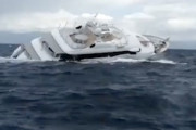 【動画】イタリアで全長40メートルのスーパーヨットが沈没してしまう。