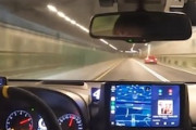 【動画】高速道路を飛ばしていたポルシェが壁走りをしてしまう。