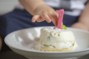 孫がいるんだが1歳の誕生日に招かれ、スマッシュケーキとやらを見せられ、それを嬉々として撮影してる嫁と嫁母、嫁妹の姿を見てウンザリ