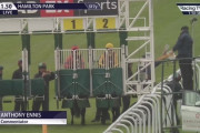 【競馬】スコットランド競馬、2頭立てレースで1頭落馬