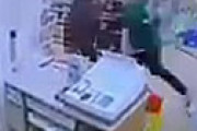 【動画】 セブンイレブンの店員がブチ切れ、客をボコボコにしてしまう衝撃動画が流出