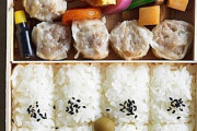 ワイ「焼売弁当うめぇ～(ﾊﾟｸﾊﾟｸｰ)」お前ら「地味」「干し柿いらん」「箱がくさい」「食いにくい」