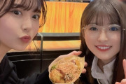 こんな所に乃木坂メンバーが…！？小川彩と佐藤璃果、フードコートでたこ焼きデート