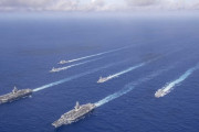 アメリカ海軍の2つの空母打撃群が日本南方の海域で共同訓練を開始！
