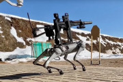 海外 「スカイネット」サブマシンガンを背中に取り付けたロボット犬（動画）
