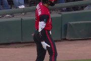 村上宗隆がファーストへの走塁の際にハムストリングを負傷して途中交代　【海外の反応】