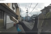 【悲報】チャリ女さん、またもや一旦停止を無視。こんなの避けられないだろ…