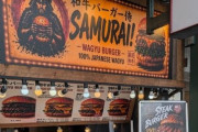 【悲報】日本に来た外国人さん、店のメニューに生成AIイラストが使われてて発狂してしまう