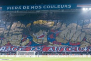 【画像】サッカーのPSG、ジャンプのあのキャラを応援弾幕にしてしまう・・・