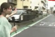 【動画】 ガチででっかい女性報道記者が映り込み視聴者衝撃 「ニュースが頭にはいってこない…」