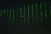 中国の衛星がハワイ上空にグリーンレーザーを照射…緑色の光の壁が出現！