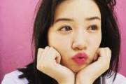 【朗報】永野芽郁　桃色リップの「ぶりっこ」ポーズ　ファン歓喜「可愛いすぎ。。。」「女神みたいな存在」