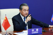 中国 王毅外相「自らの好き嫌いを無理に押しつけたり内政に干渉したり、自らの地理的な利益を求めるべきでない」ＡＲＦ閣僚会議で米国を牽制