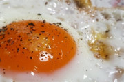 【悲報】目玉焼きを塩コショウで食べる人、本当はいない
