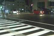 横断歩行者妨害でパトカーから逃走。車を乗り捨てるもシフトをPに入れなかったので追突